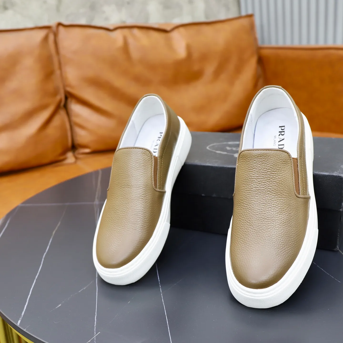 Ex-factory price: 420💰🙅‍♂️🙅‍♂️🙅‍♂️ Brand: PRADA Standard code: 38–44 (45 can be customized) Grade: Same as the official website Material: Original cowhide fabric Comfortable pigskin lining Lightweight wear-resistant outsole Style category: Men's fashionable casual shoes and boots Running sports shoes Distinguished luxury brand elements Top luxury Color: actual picture color